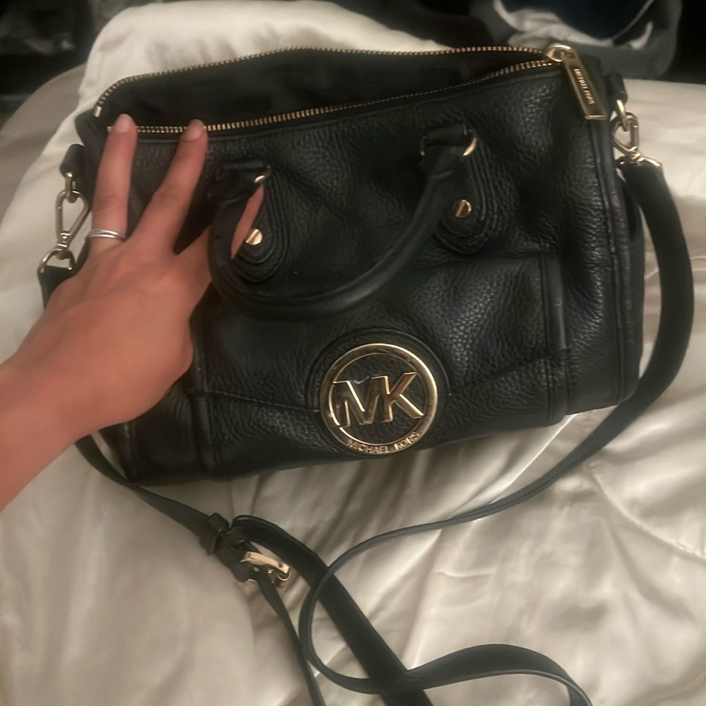 Beautiful Michael Kors bag black with gorgeous gold hardware functional